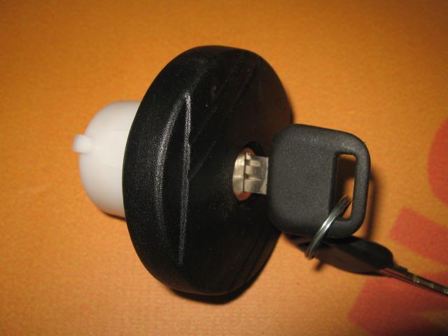 Крышка горловины заливной топливного бака (с ключем) Transit с 00г./ Маверик с00г. ATY 0103210018