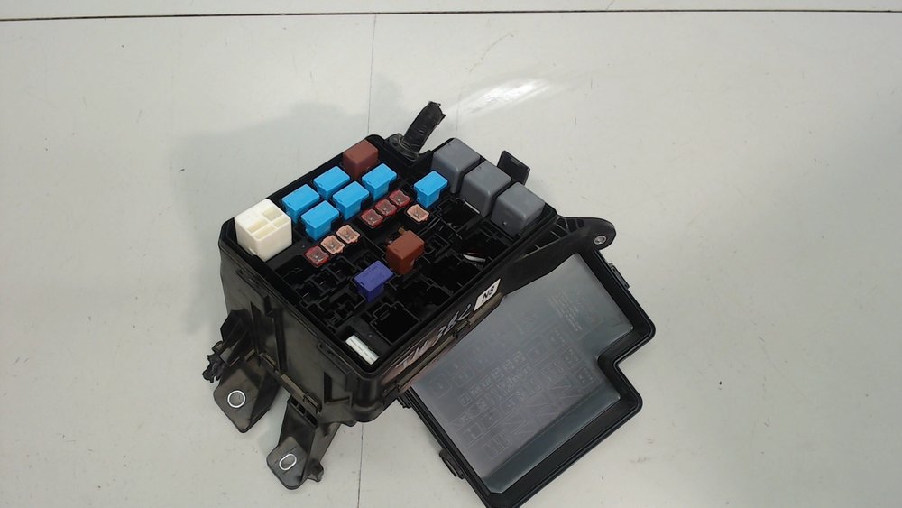 Корпус блока реле и предохранителей Toyota RAV 4 2013> 8274142030