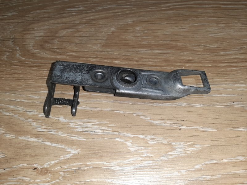 Замок капота ответная часть (защелка/нижняя часть) MB W636/639/MB Sprinter W906/ Crafter 2006> MERSEDES 9067500450